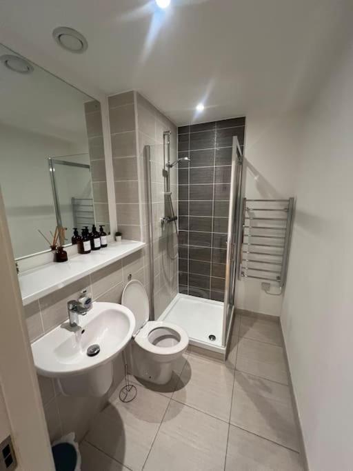 2 Bed Corner Apartment With Gym Manchester Exterior photo